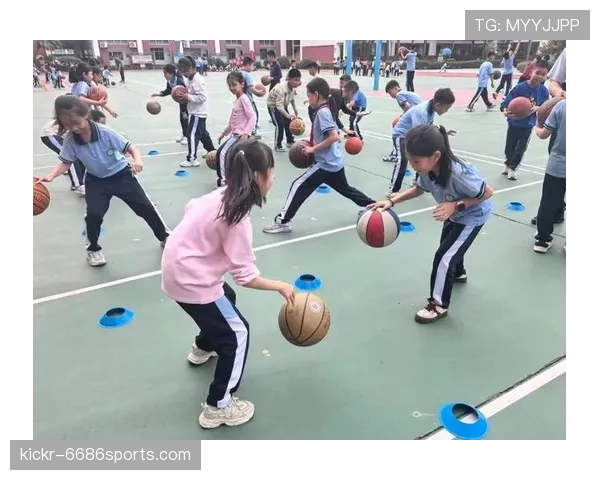篮球新手必看：如何正确判断走步和两次运球的区别？